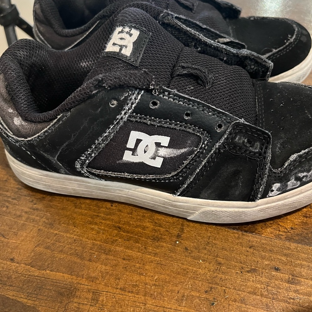 Dc skate shoes size 2